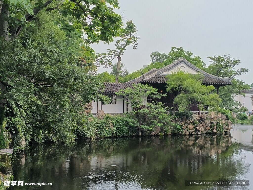 中式园林湖畔景致