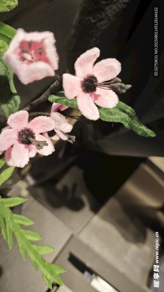 精致粉色花卉装饰摆件