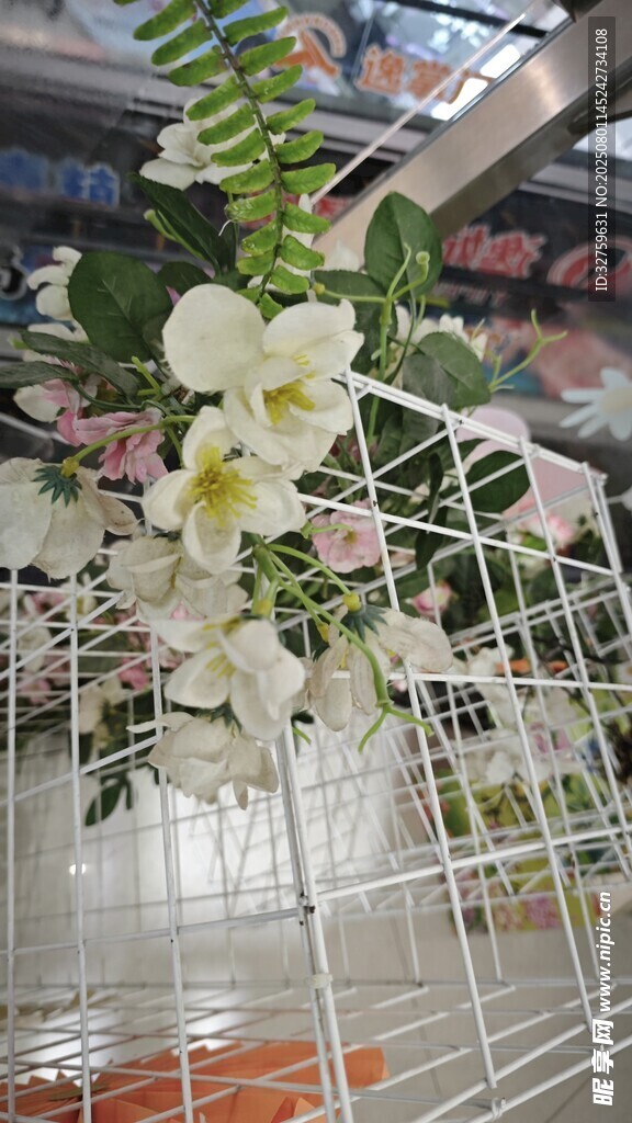白色铁艺架上的清新花卉