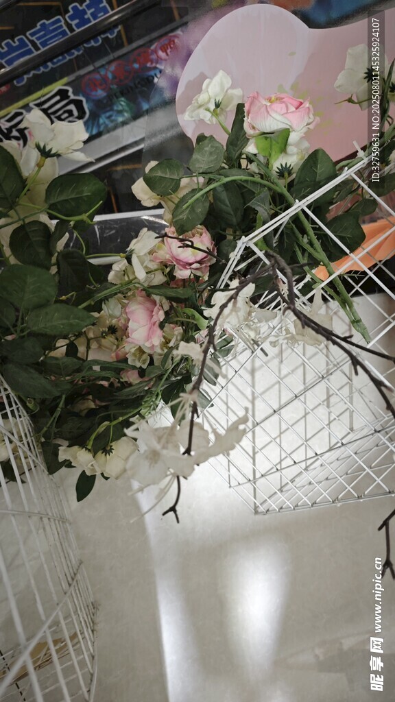 白色花架上的美丽花卉
