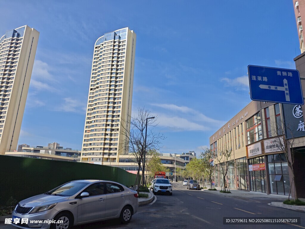 城市街道旁的高楼景观