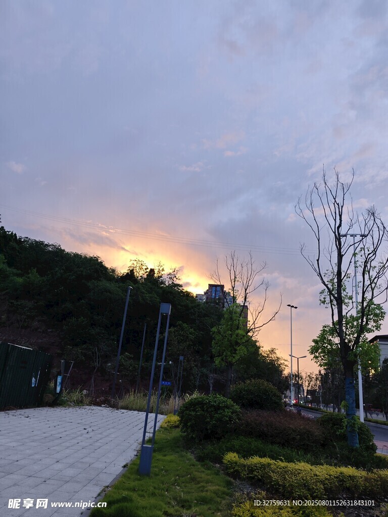 黄昏下的道路与自然风光