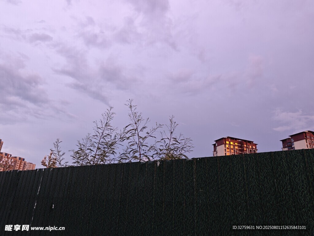 阴天下的围墙与远处建筑