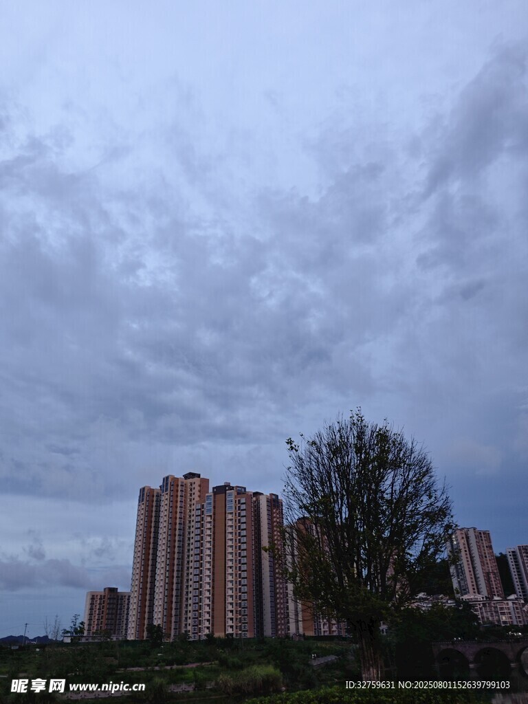 阴天时的城市高楼景观