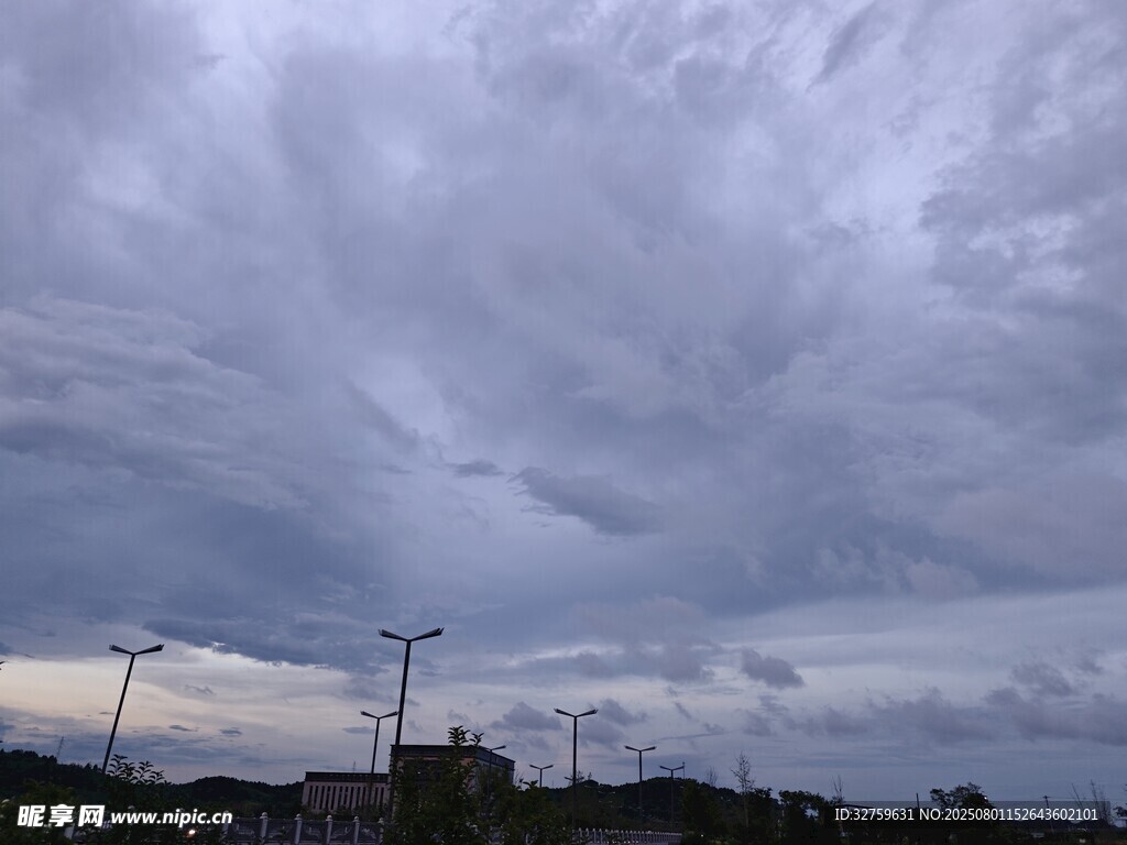 乌云密布的城市天际线