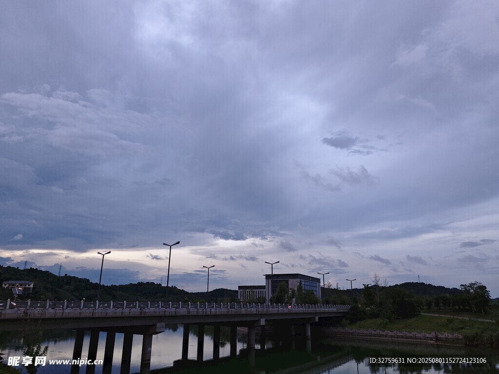 阴天河畔风景