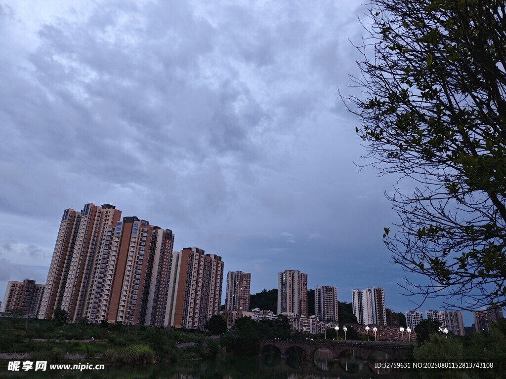 城市高楼与阴沉天空
