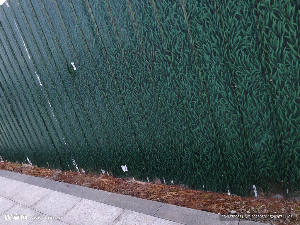 绿色金属围栏近景