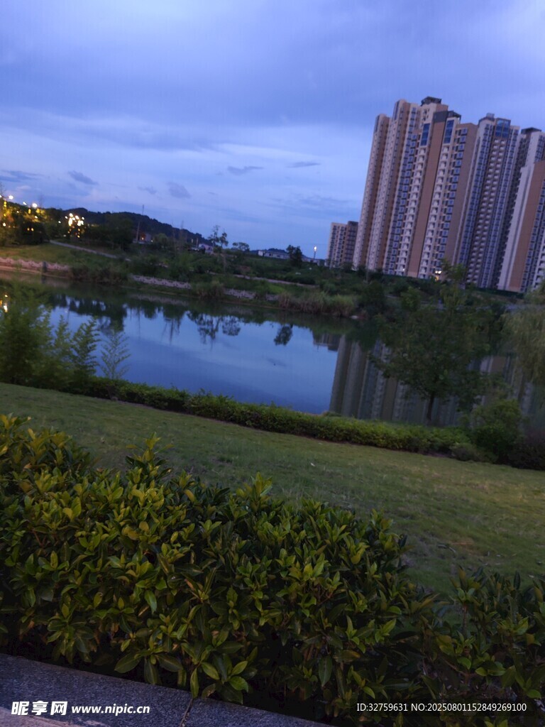 湖畔高楼夜景