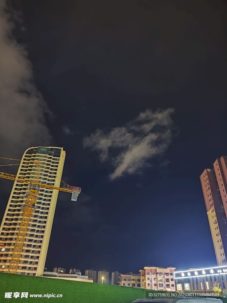 城市夜景中的高楼与草地