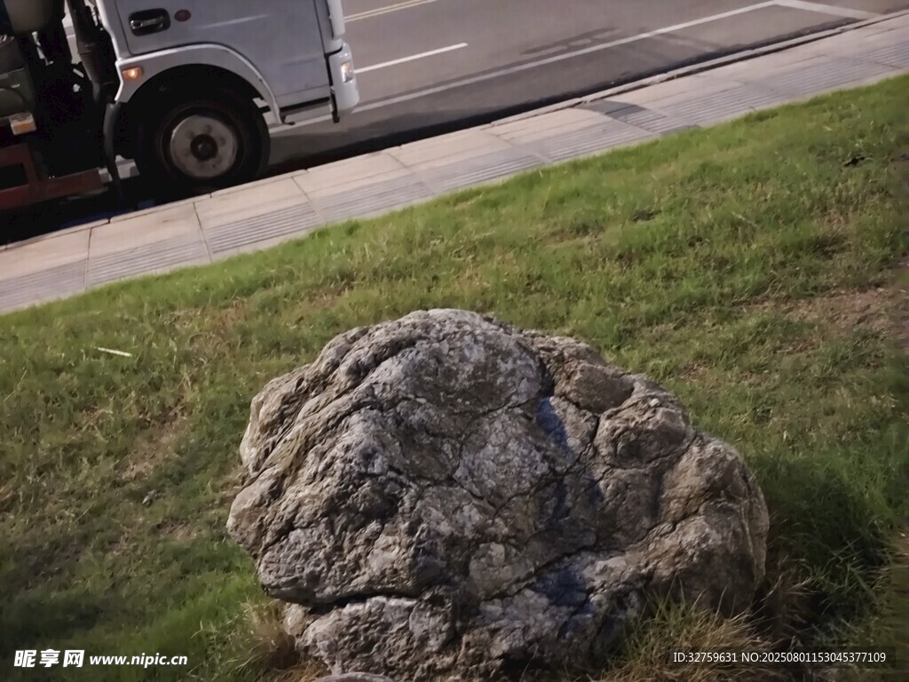 路边巨石