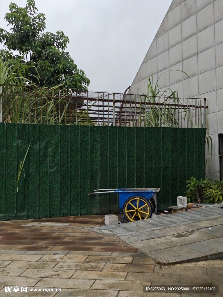 户外施工场景中的设备与围挡