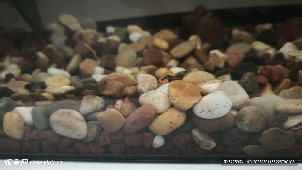 多彩鹅卵石水族景观