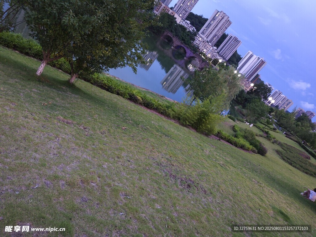 湖畔草地旁的建筑景观