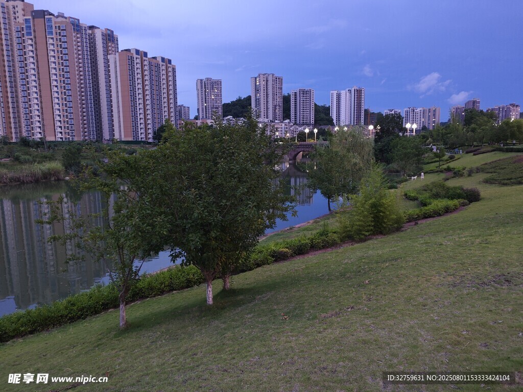 湖畔高楼旁的静谧绿地