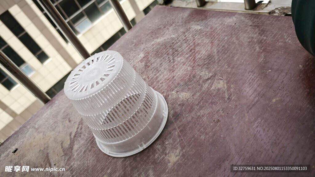 白色塑料杯置于粗糙地面