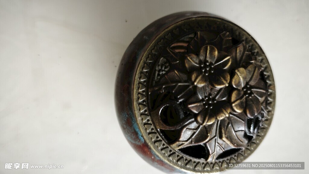 复古雕花金属圆形物件