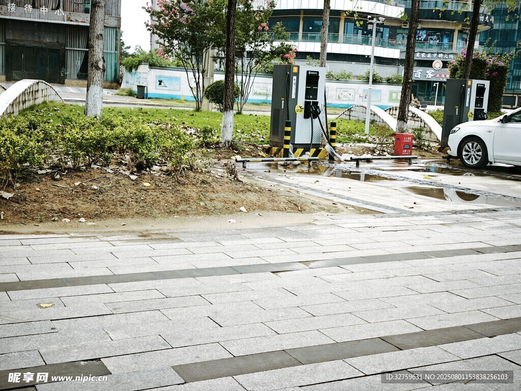 城市街边待施工的空地