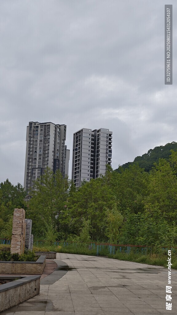 城市旁绿意盎然的景观