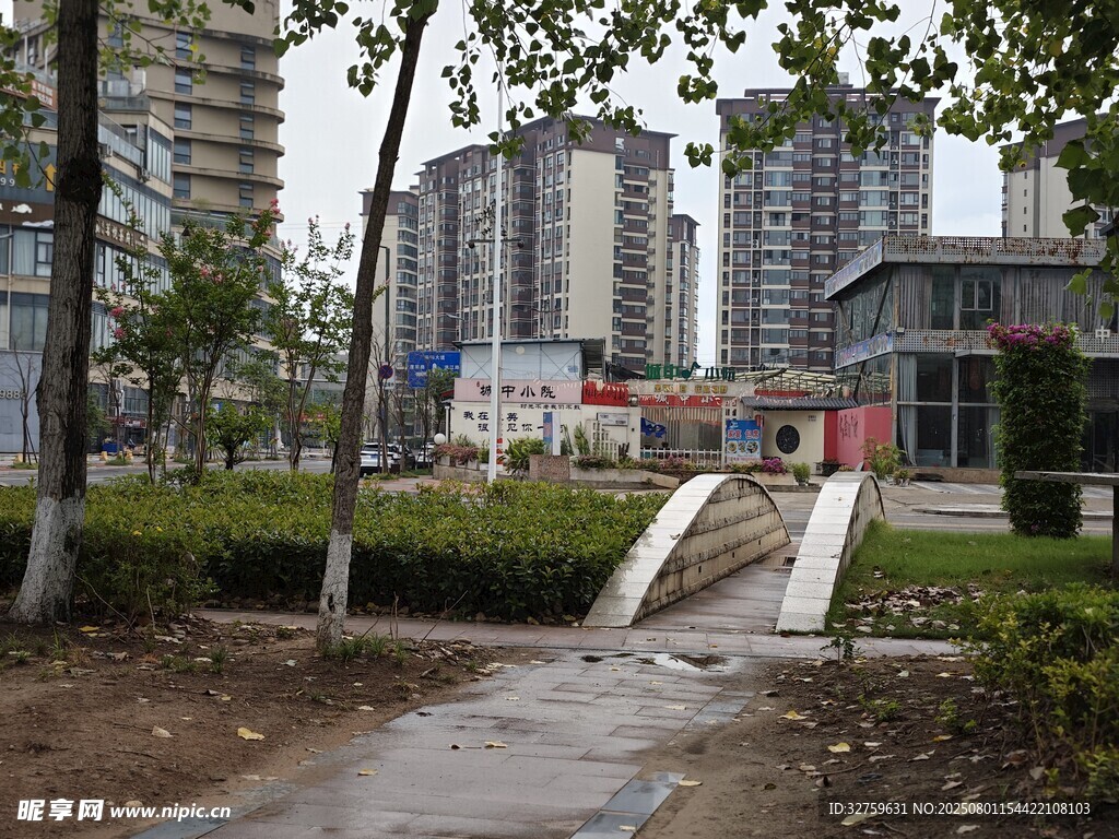 城市公园中的湿滑斜坡小径