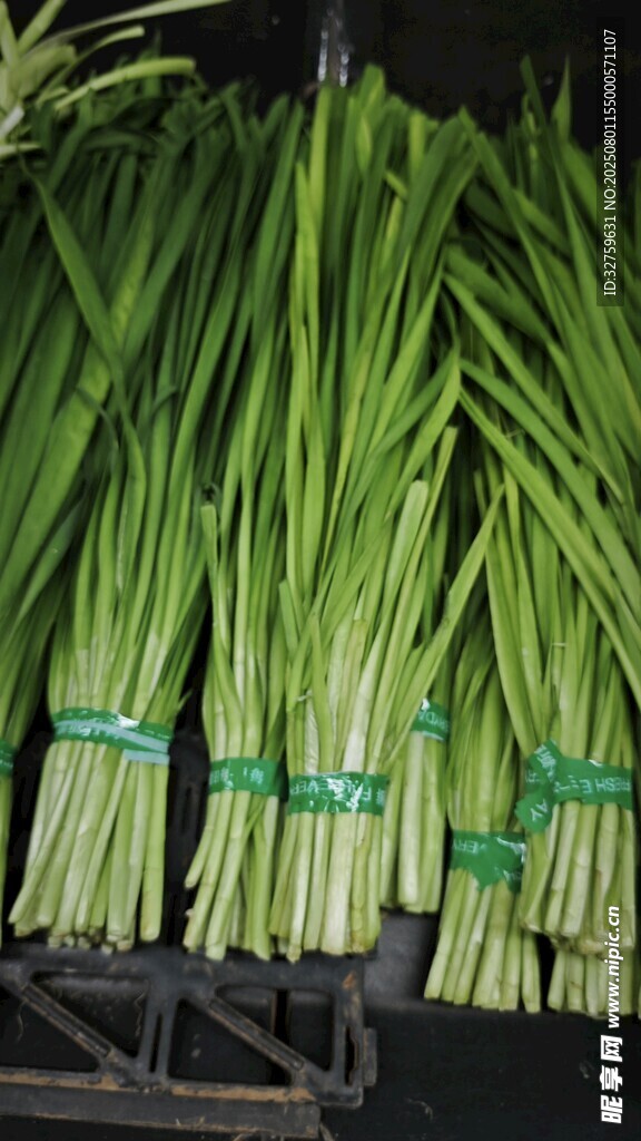 新鲜成捆韭菜待售