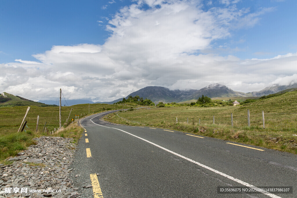蜿蜒公路与远方山峦美景
