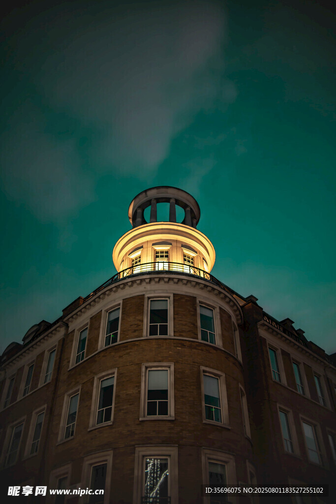 夜晚中灯火璀璨的复古建筑