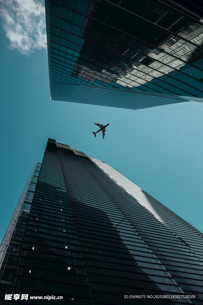 城市上空飞机穿梭高楼间