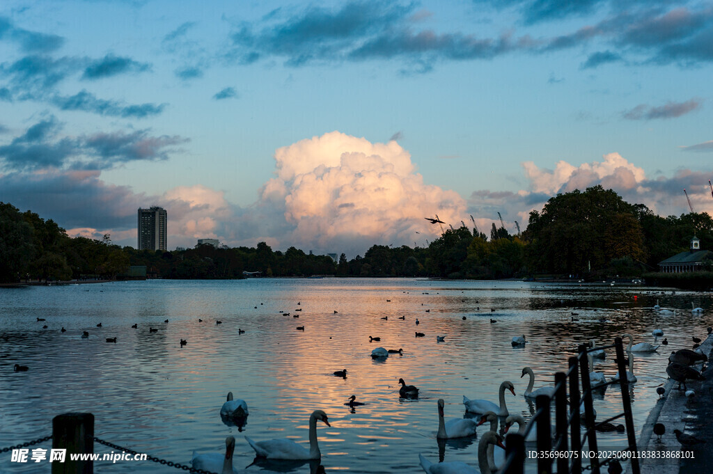 湖畔黄昏美景