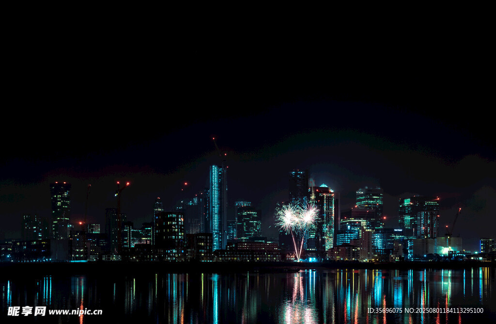 城市夜景倒映在平静湖面