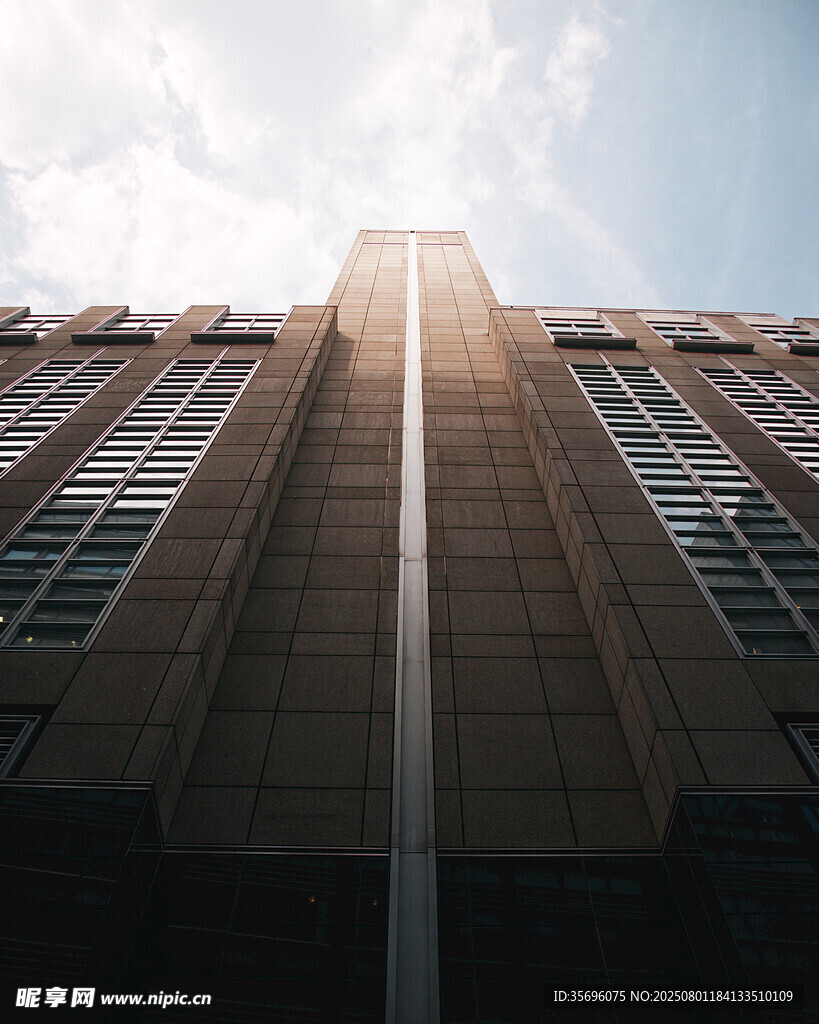 仰视下的高楼建筑外观