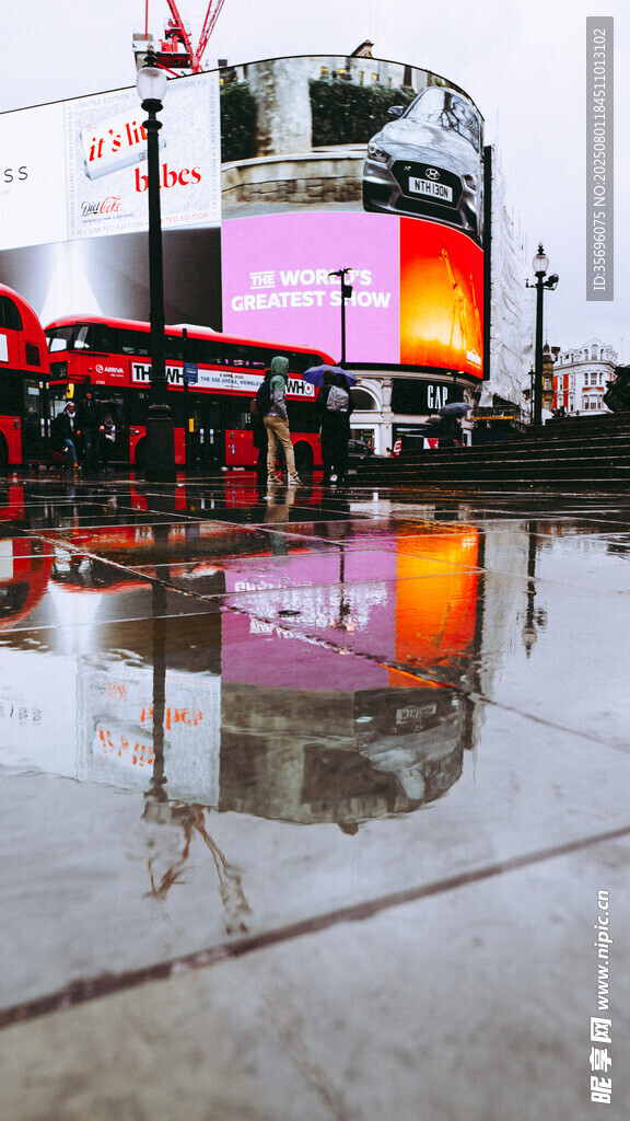 城市雨后街头建筑倒影