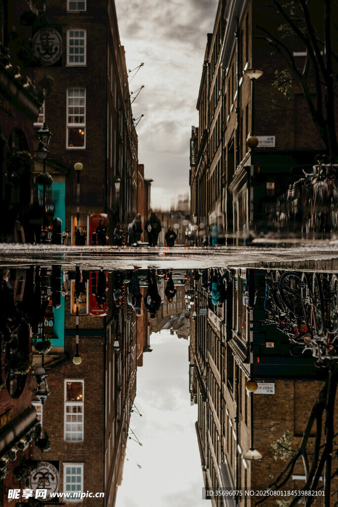 城市街道倒影景观