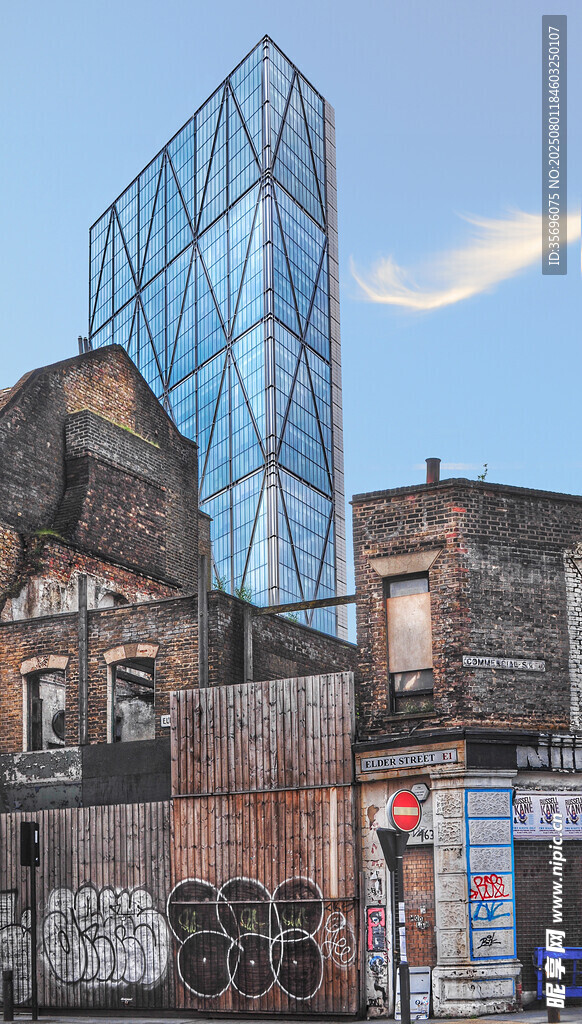 新旧建筑对比的城市景象