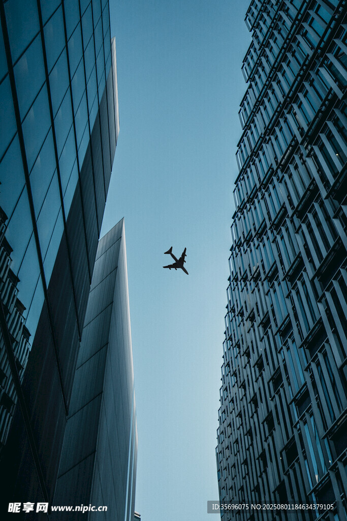 城市上空飞机穿梭景象