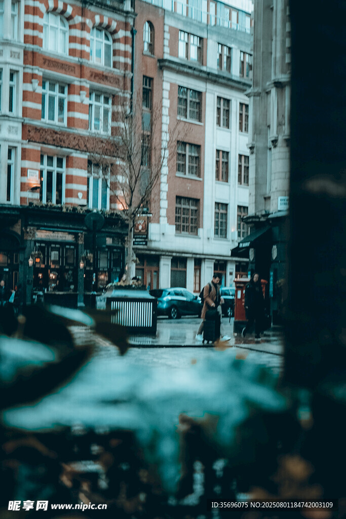 雨中城市街道行人景象