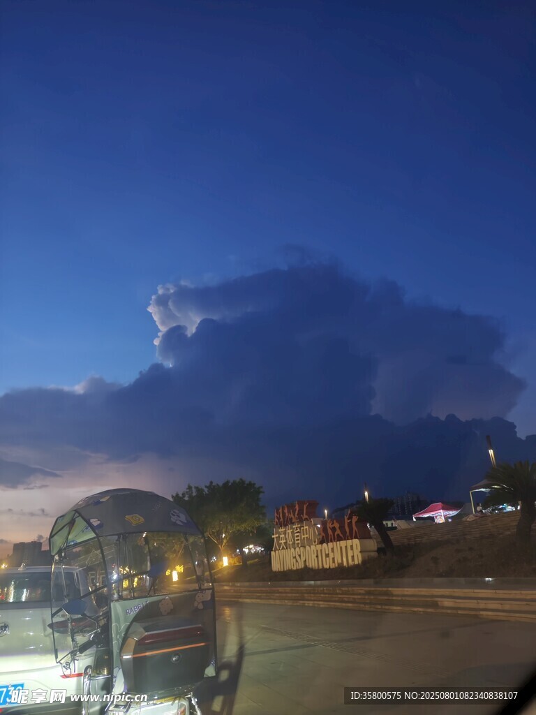 夜幕下壮观的积雨云
