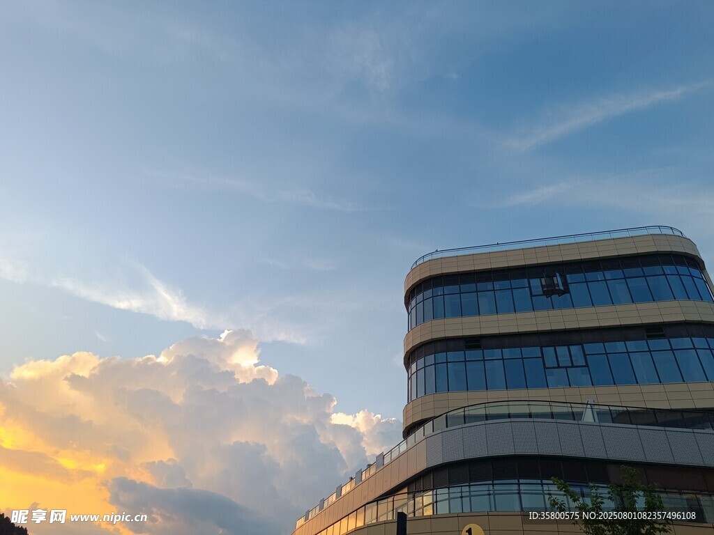 夕阳下的现代建筑美景