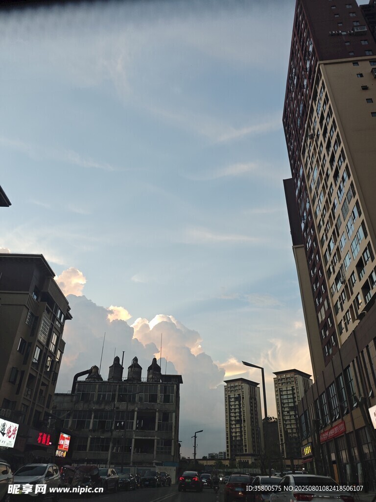 城市街景中的蓝天白云
