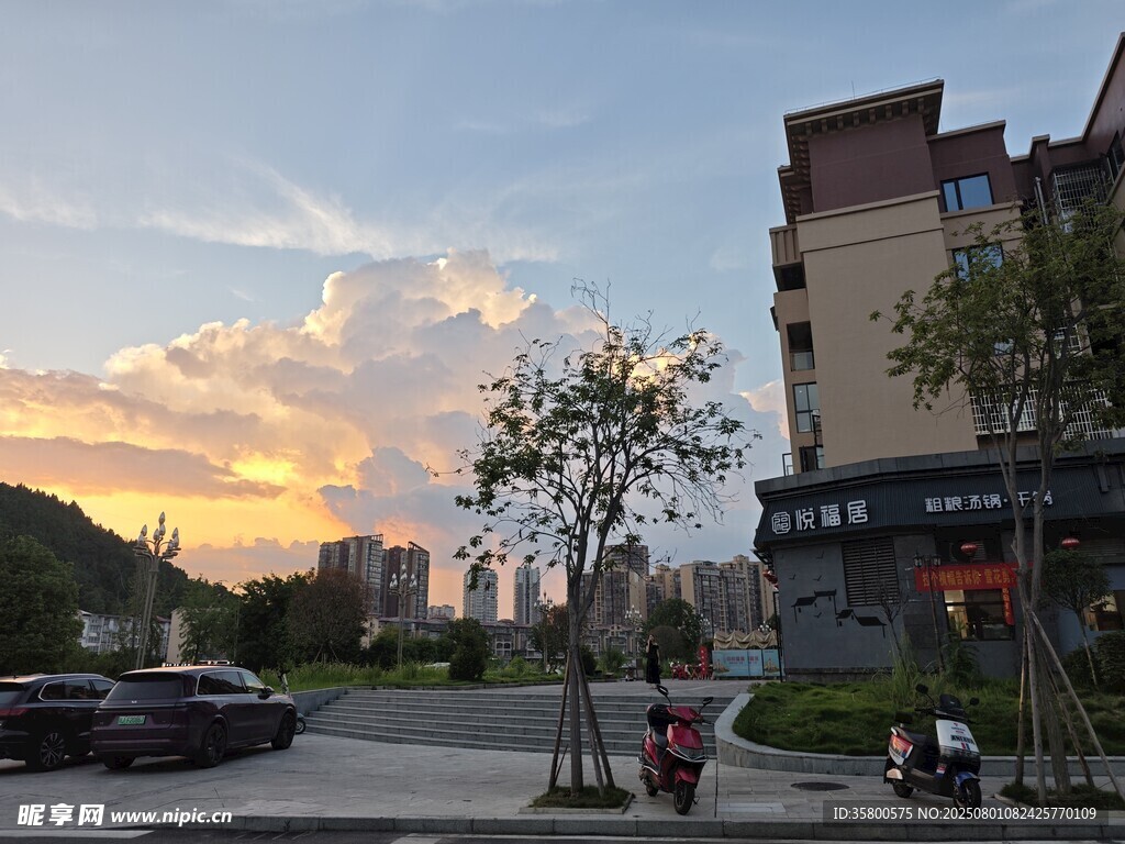 夕阳下的城市街道景象