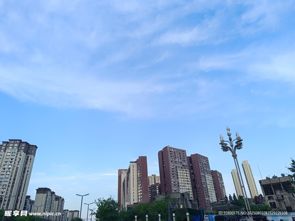城市高楼与蓝天白云