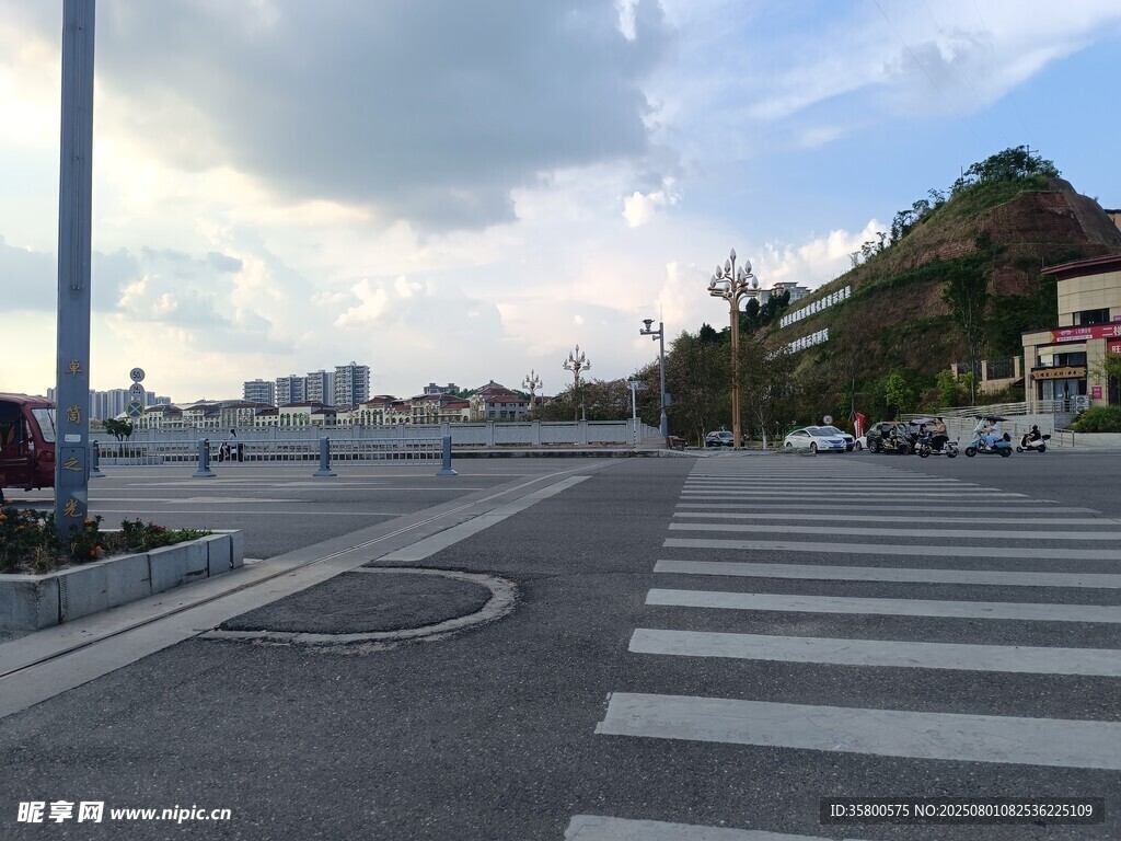 城市道路及远处山景画面