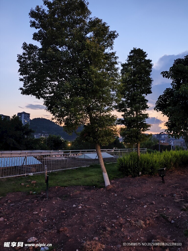 黄昏下的户外休闲景观