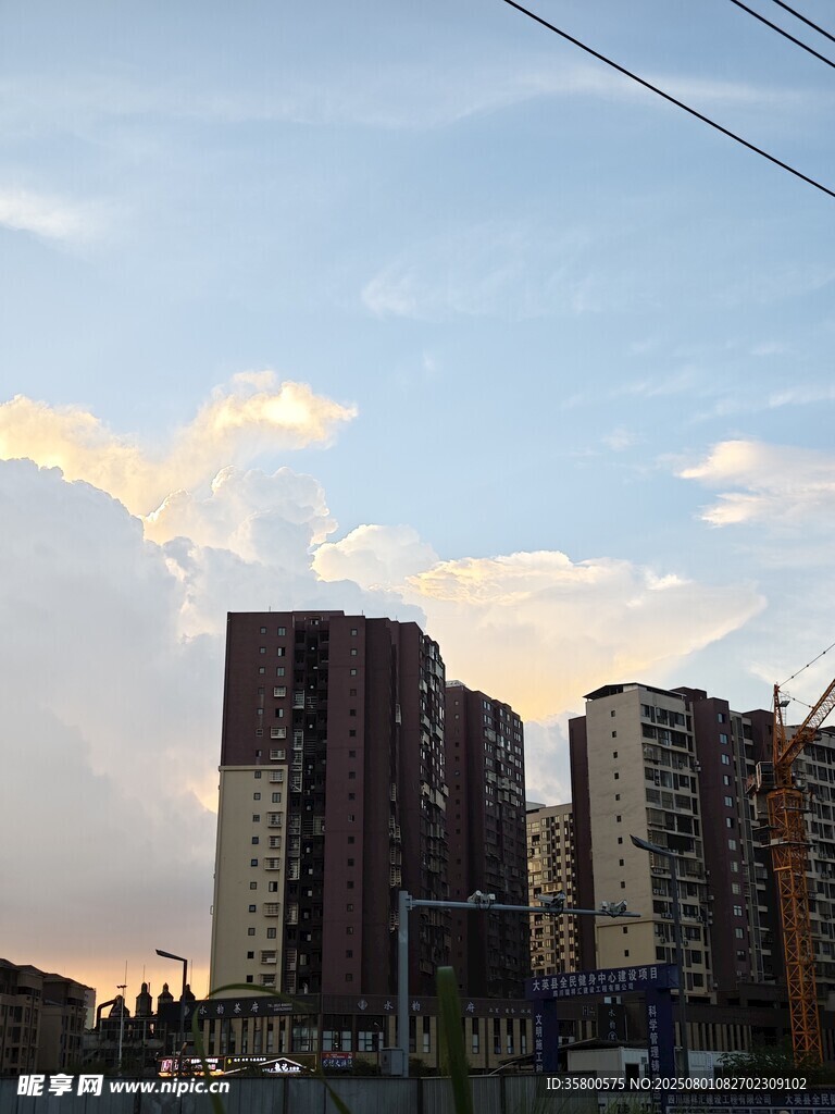 城市高楼与天空美景