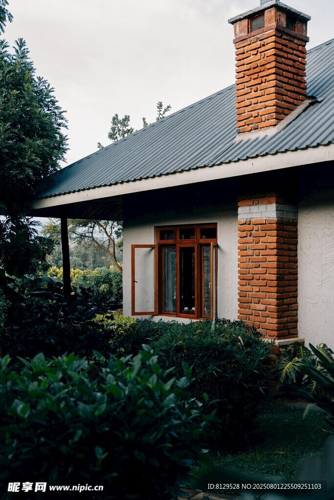 乡村小屋绿植环绕的宁静处