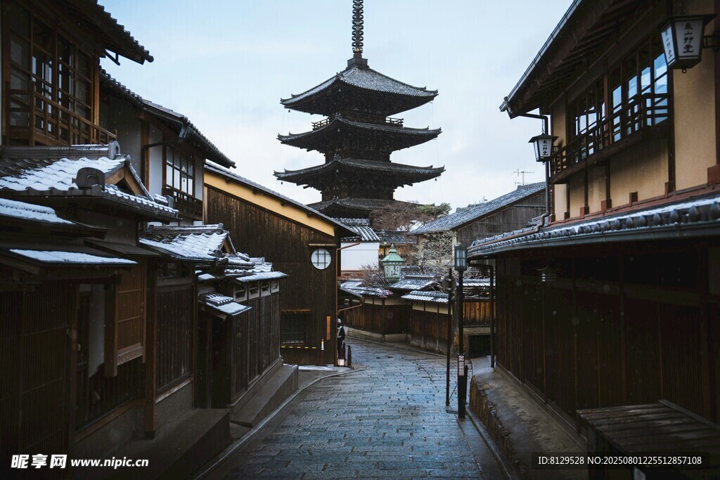 雪中日式古街与塔楼