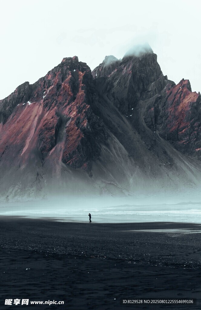 孤独行者于壮丽火山景观