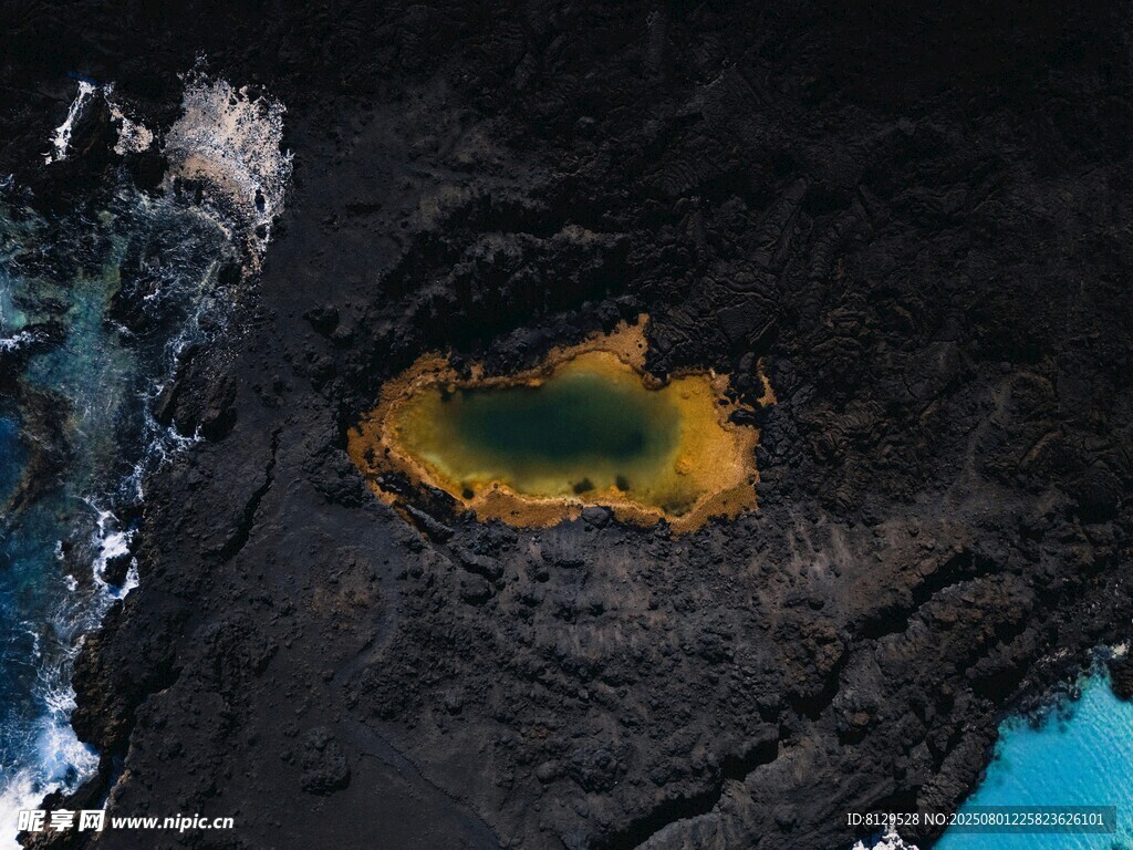火山口湖壮丽景观