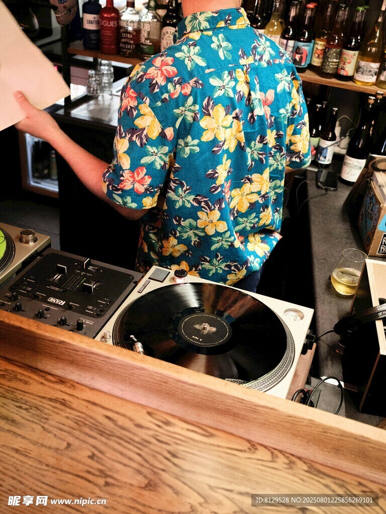 酒吧中忙碌的花衬衫调酒师