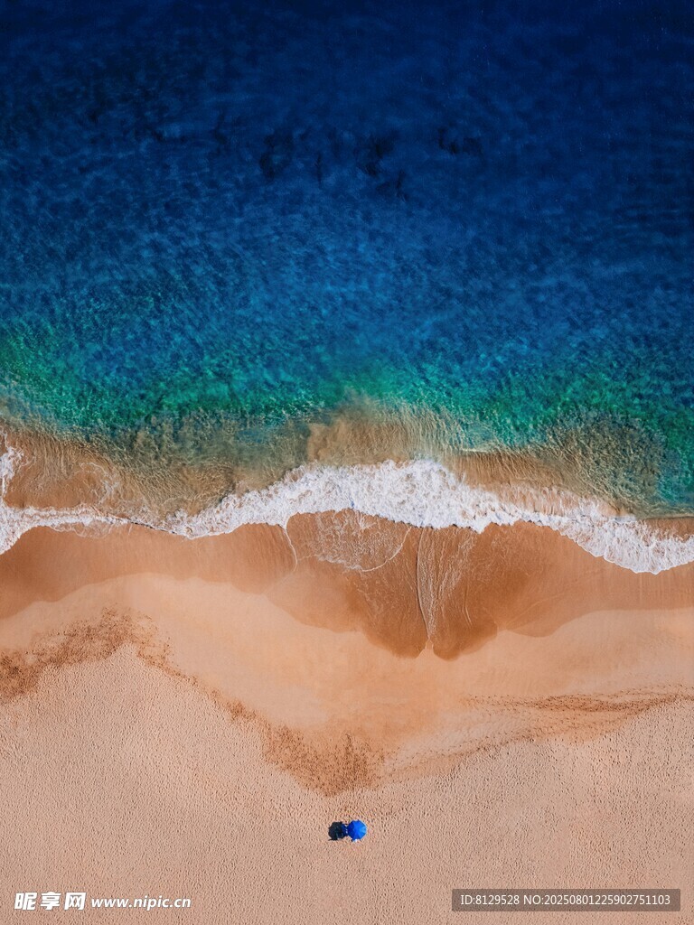 俯瞰海滩上的蓝色物体